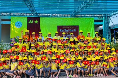Sinh hoạt dưới cờ tuần 34 với chủ đề: đón học sinh mầm non tham quan trường tiểu học Trà Bình